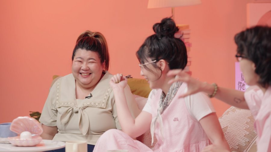 從「差點被賣掉」到11刷作家！小花媽上《反正你也不睡覺》揭「長女」生存術：笑著翻身才是王道